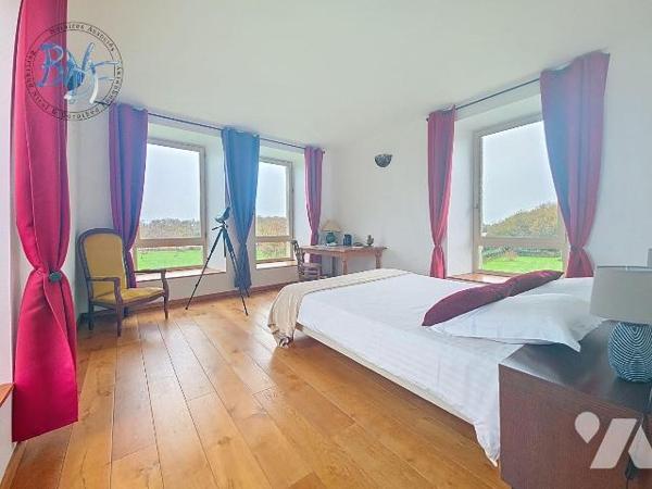 Manoir d'Exception ? 350 m² ? Domaine Natura 2000
Construit sur un parc de 76 ha, Étang de 144...