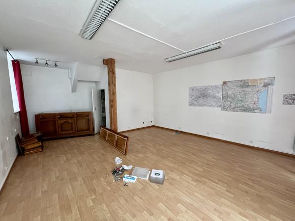 Bastide: Immeuble avec 4 appartements et 2 locaux professionnels à rénover
