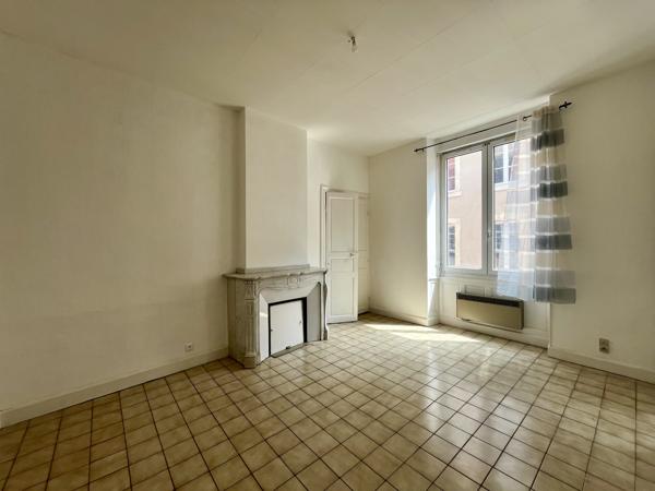 Bastide: Immeuble avec 4 appartements et 2 locaux professionnels à rénover