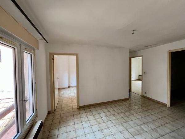 Bastide: Immeuble avec 4 appartements et 2 locaux professionnels à rénover