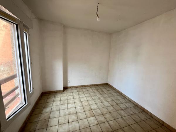 Bastide: Immeuble avec 4 appartements et 2 locaux professionnels à rénover
