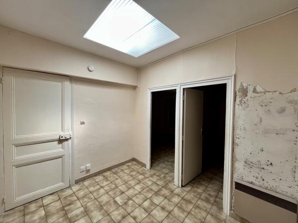 Bastide: Immeuble avec 4 appartements et 2 locaux professionnels à rénover