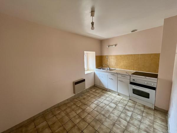 Bastide: Immeuble avec 4 appartements et 2 locaux professionnels à rénover