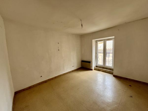 Bastide: Immeuble avec 4 appartements et 2 locaux professionnels à rénover