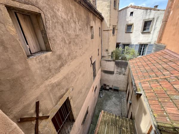 Bastide: Immeuble avec 4 appartements et 2 locaux professionnels à rénover