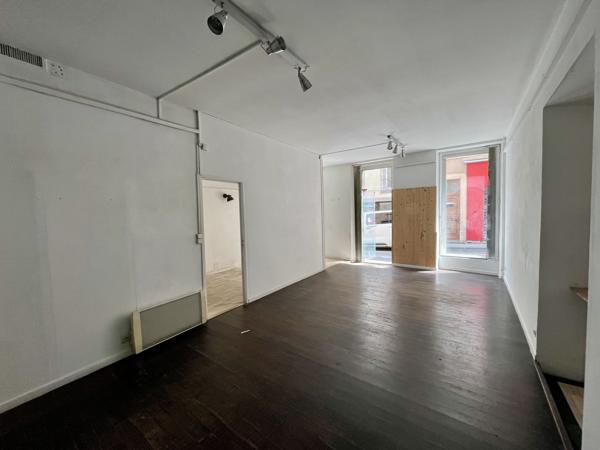 Bastide: Immeuble avec 4 appartements et 2 locaux professionnels à rénover