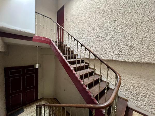 Bastide: Immeuble avec 4 appartements et 2 locaux professionnels à rénover