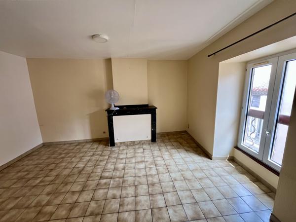 Bastide: Immeuble avec 4 appartements et 2 locaux professionnels à rénover