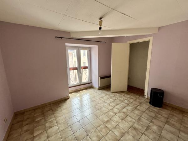 Bastide: Immeuble avec 4 appartements et 2 locaux professionnels à rénover