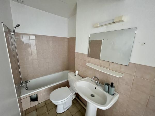 Bastide: Immeuble avec 4 appartements et 2 locaux professionnels à rénover