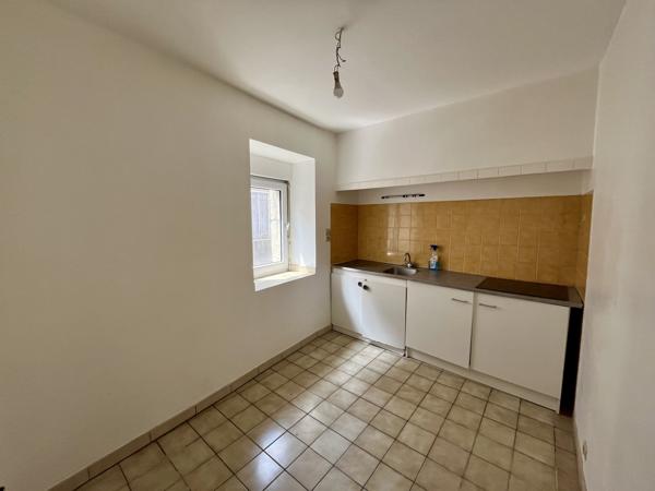 Bastide: Immeuble avec 4 appartements et 2 locaux professionnels à rénover
