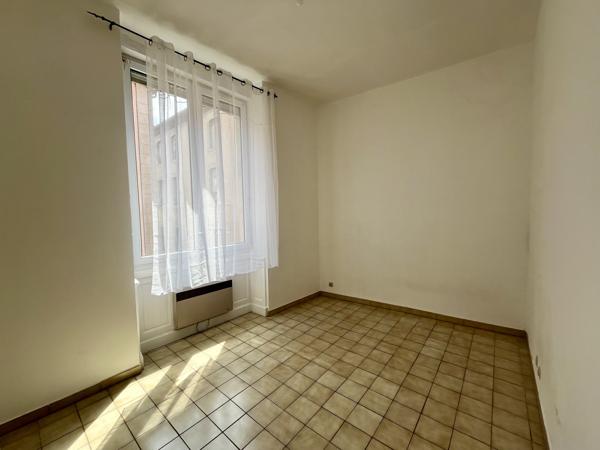 Bastide: Immeuble avec 4 appartements et 2 locaux professionnels à rénover