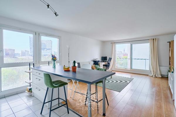 T2 proche centre et gare, balcon et parking.