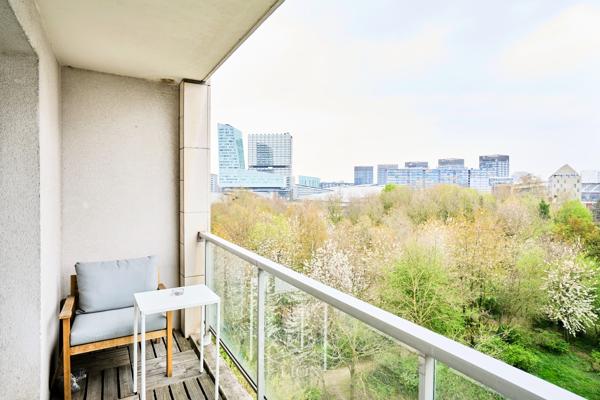 T2 proche centre et gare, balcon et parking.