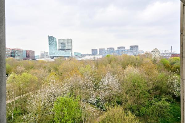 T2 proche centre et gare, balcon et parking.