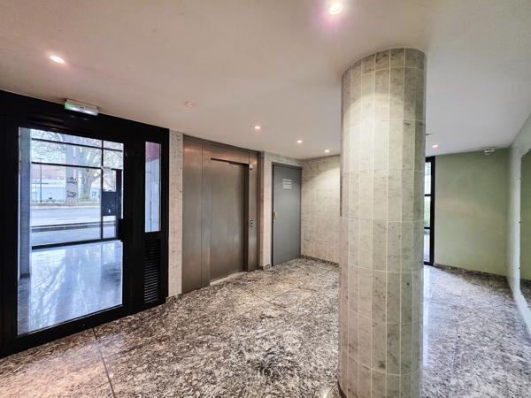 T2 proche centre et gare, balcon et parking.
