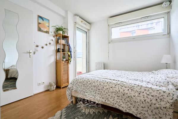 T2 proche centre et gare, balcon et parking.