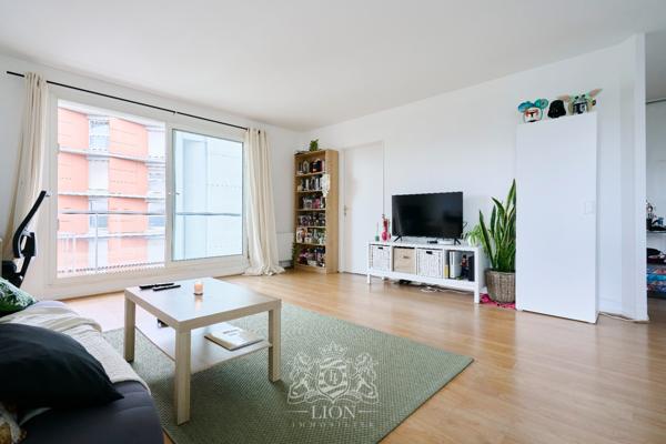 T2 proche centre et gare, balcon et parking.