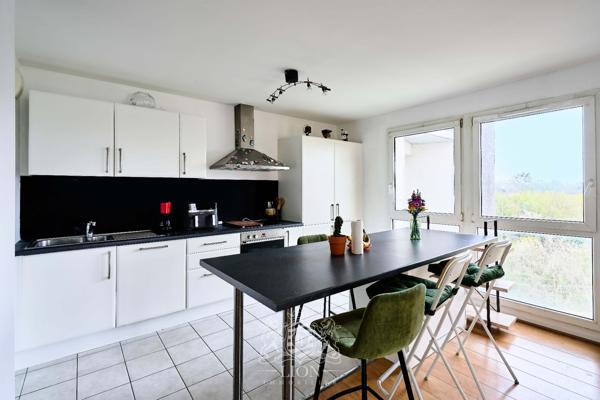 T2 proche centre et gare, balcon et parking.