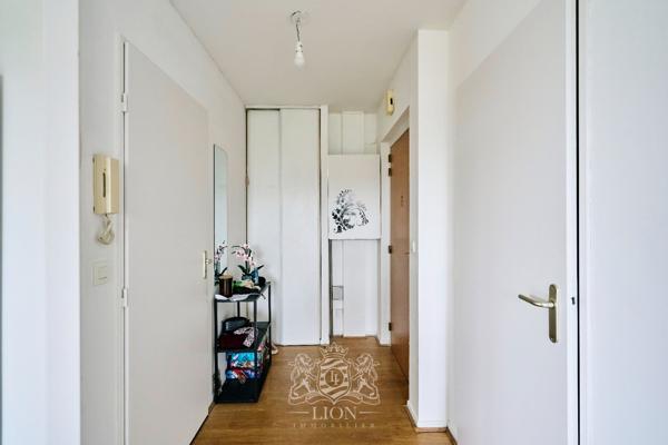 T2 proche centre et gare, balcon et parking.