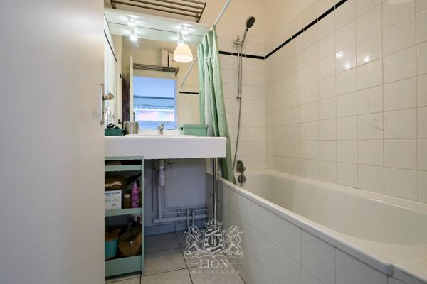 T2 proche centre et gare, balcon et parking.