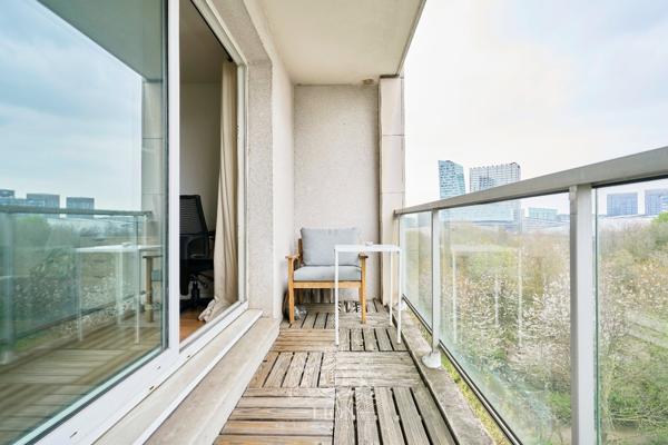 T2 proche centre et gare, balcon et parking.