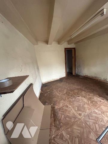 A vendre à Chaussenac (CANTAL), dans le coeur du bourg, entre Ally et Pleaux, une petite maison...