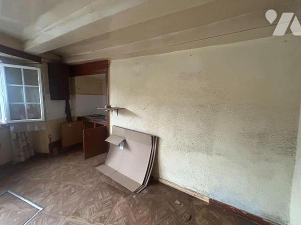 A vendre à Chaussenac (CANTAL), dans le coeur du bourg, entre Ally et Pleaux, une petite maison...