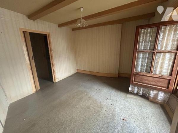 A vendre à Chaussenac (CANTAL), dans le coeur du bourg, entre Ally et Pleaux, une petite maison...