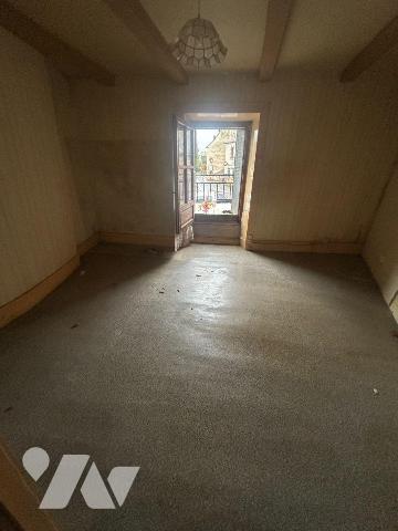 A vendre à Chaussenac (CANTAL), dans le coeur du bourg, entre Ally et Pleaux, une petite maison...