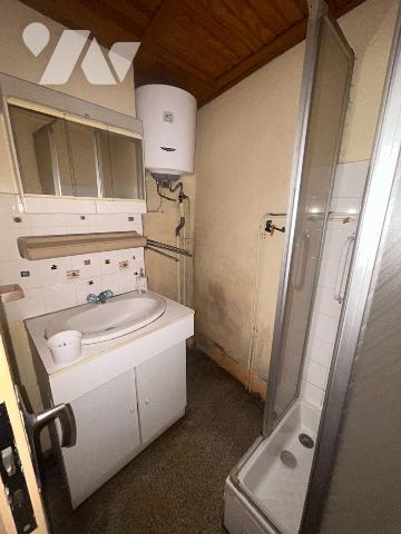 A vendre à Chaussenac (CANTAL), dans le coeur du bourg, entre Ally et Pleaux, une petite maison...