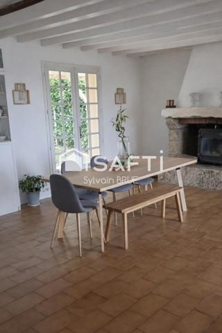 Maison avec grand terrain et installations pour animaux