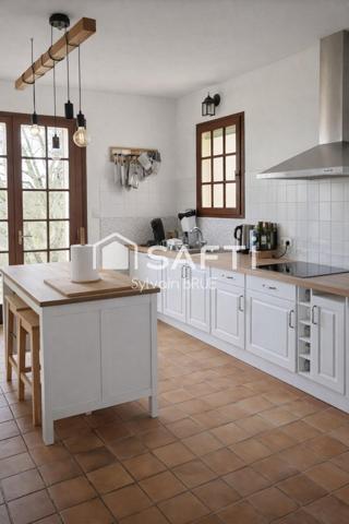 Maison avec grand terrain et installations pour animaux