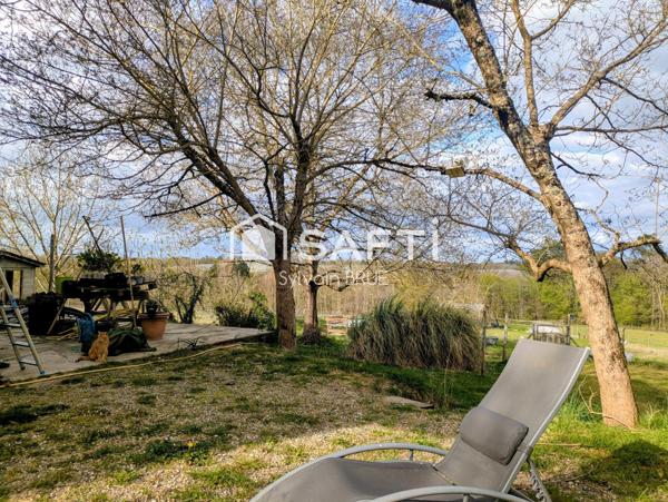 Maison avec grand terrain et installations pour animaux