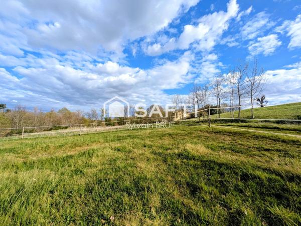 Maison avec grand terrain et installations pour animaux