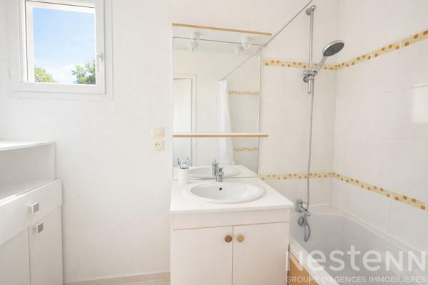 Appartement T3 à Auray au dernier étage avec terrasse exposée plein sud, grand garage, parking