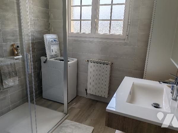 SAINT-MARC, maison familiale, vue mer, cuisine a/e, trois chambres, terrasse, cave, jardin arboré.