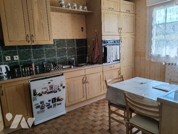 SAINT-MARC, maison familiale, vue mer, cuisine a/e, trois chambres, terrasse, cave, jardin arboré.