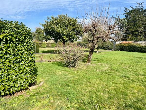 LUCON 85400 AU CALME ET PROCHE TOUTES COMMODITES AGREABLE MAISON 4 CHAMBRES AVEC ANNEXE SUR 1000M²