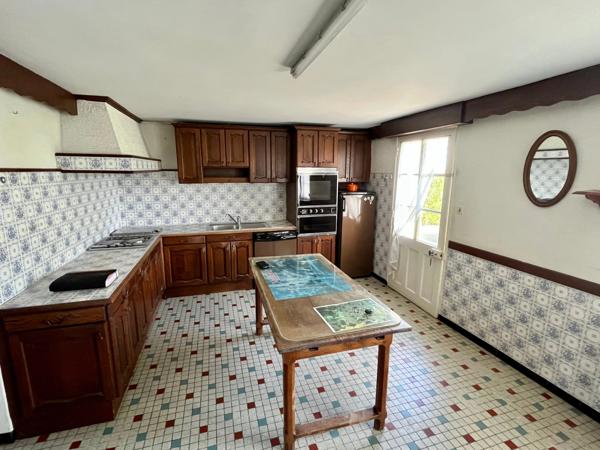 LUCON 85400 AU CALME ET PROCHE TOUTES COMMODITES AGREABLE MAISON 4 CHAMBRES AVEC ANNEXE SUR 1000M²