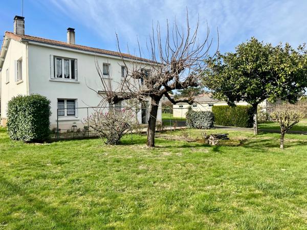 LUCON 85400 AU CALME ET PROCHE TOUTES COMMODITES AGREABLE MAISON 4 CHAMBRES AVEC ANNEXE SUR 1000M²