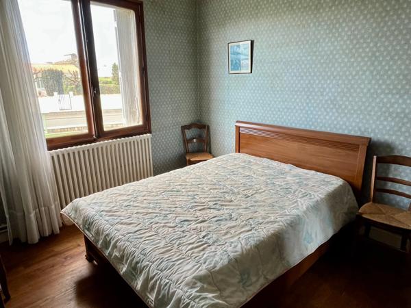LUCON 85400 AU CALME ET PROCHE TOUTES COMMODITES AGREABLE MAISON 4 CHAMBRES AVEC ANNEXE SUR 1000M²