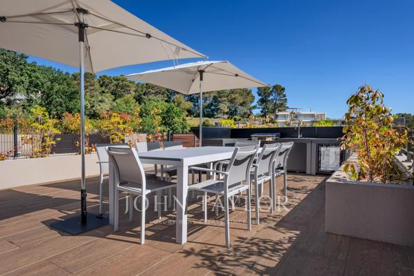 Mougins – Penthouse d'exception avec rooftop privé de plus de 100 m²