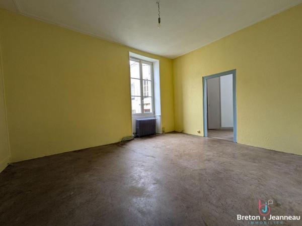 Ensemble immobilier - Fort potentiel locatif - Centre-ville d'Évron