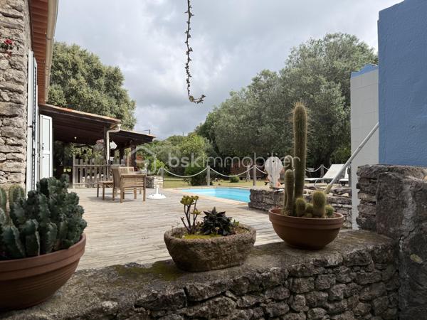 Baisse de prix importante
Charmante bergerie avec 2 chambres , de plain pied avec un grand salon sejour cuisine ouverte, 
cheminée, une piscine sur plus de 2400m 2 de terrain.
Disponible pour davantage d informations au 0660998949