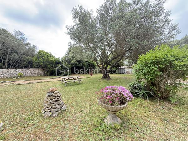 Baisse de prix importante
Charmante bergerie avec 2 chambres , de plain pied avec un grand salon sejour cuisine ouverte, 
cheminée, une piscine sur plus de 2400m 2 de terrain.
Disponible pour davantage d informations au 0660998949