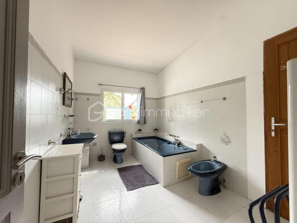 Baisse de prix importante
Charmante bergerie avec 2 chambres , de plain pied avec un grand salon sejour cuisine ouverte, 
cheminée, une piscine sur plus de 2400m 2 de terrain.
Disponible pour davantage d informations au 0660998949
