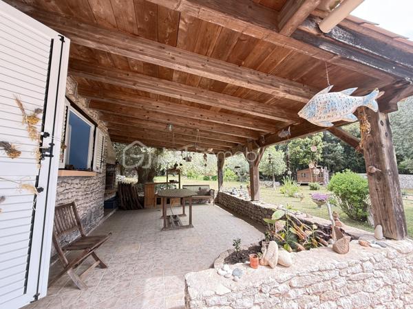 Baisse de prix importante
Charmante bergerie avec 2 chambres , de plain pied avec un grand salon sejour cuisine ouverte, 
cheminée, une piscine sur plus de 2400m 2 de terrain.
Disponible pour davantage d informations au 0660998949