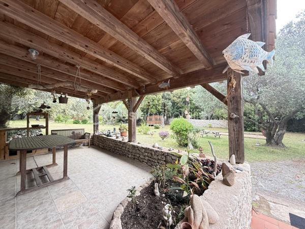 Baisse de prix importante
Charmante bergerie avec 2 chambres , de plain pied avec un grand salon sejour cuisine ouverte, 
cheminée, une piscine sur plus de 2400m 2 de terrain.
Disponible pour davantage d informations au 0660998949
