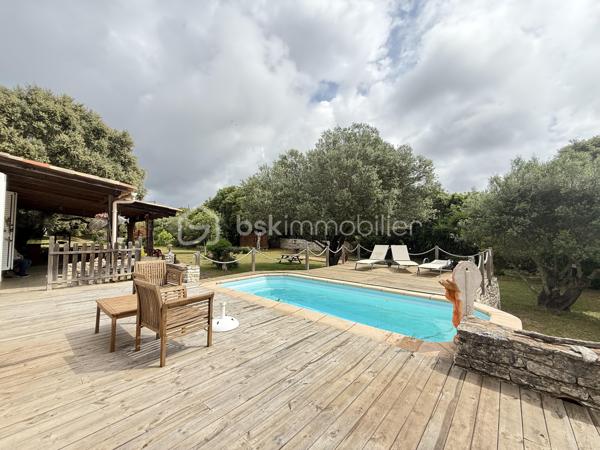 Baisse de prix importante
Charmante bergerie avec 2 chambres , de plain pied avec un grand salon sejour cuisine ouverte, 
cheminée, une piscine sur plus de 2400m 2 de terrain.
Disponible pour davantage d informations au 0660998949